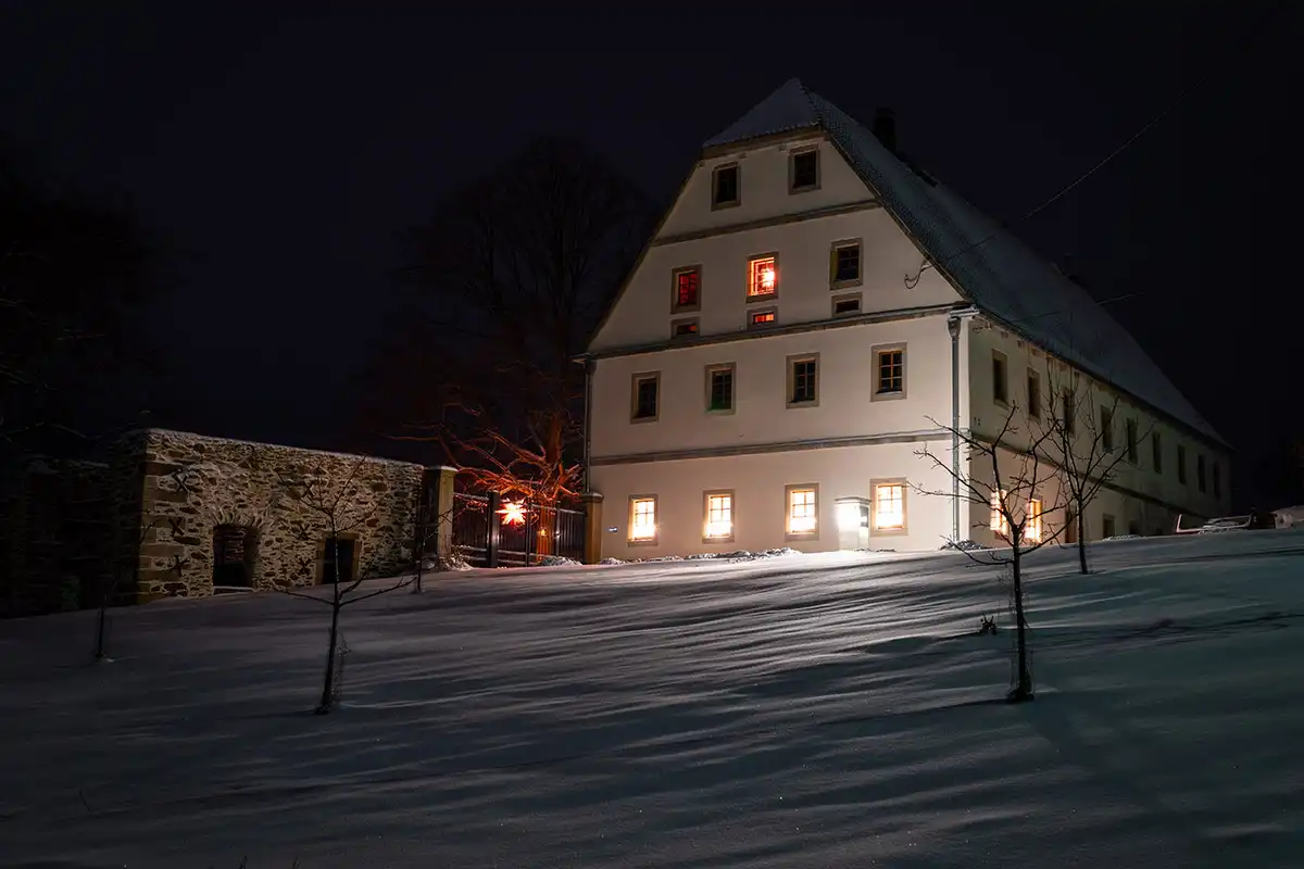 Lindenhof Michaelis - Urlaub auf dem historischen Gutshof - Außenansicht - Romantik pur bei winterlicher Dunkelheit