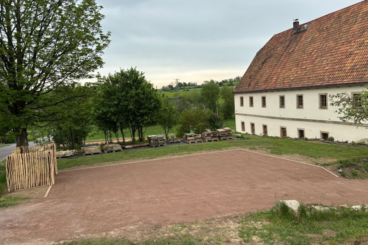 Lindenhof-Urlaub-im-historischen-Gutshof-Aussenansicht-Blog-Parkplatz